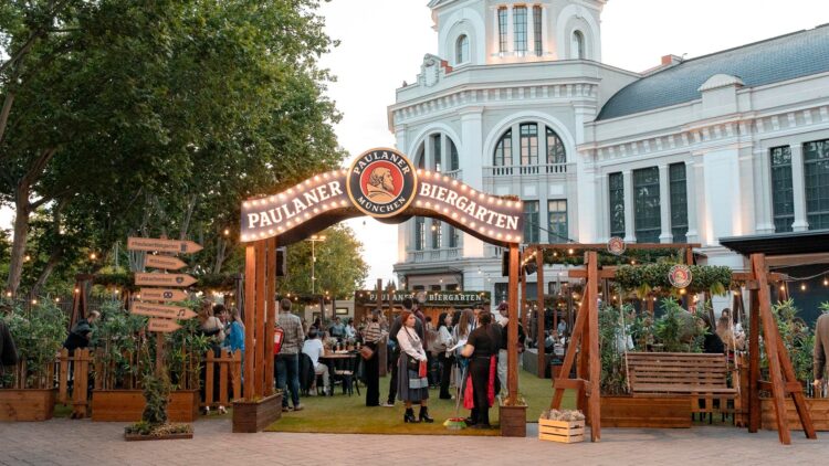 Paulaner cerveza biergarten.