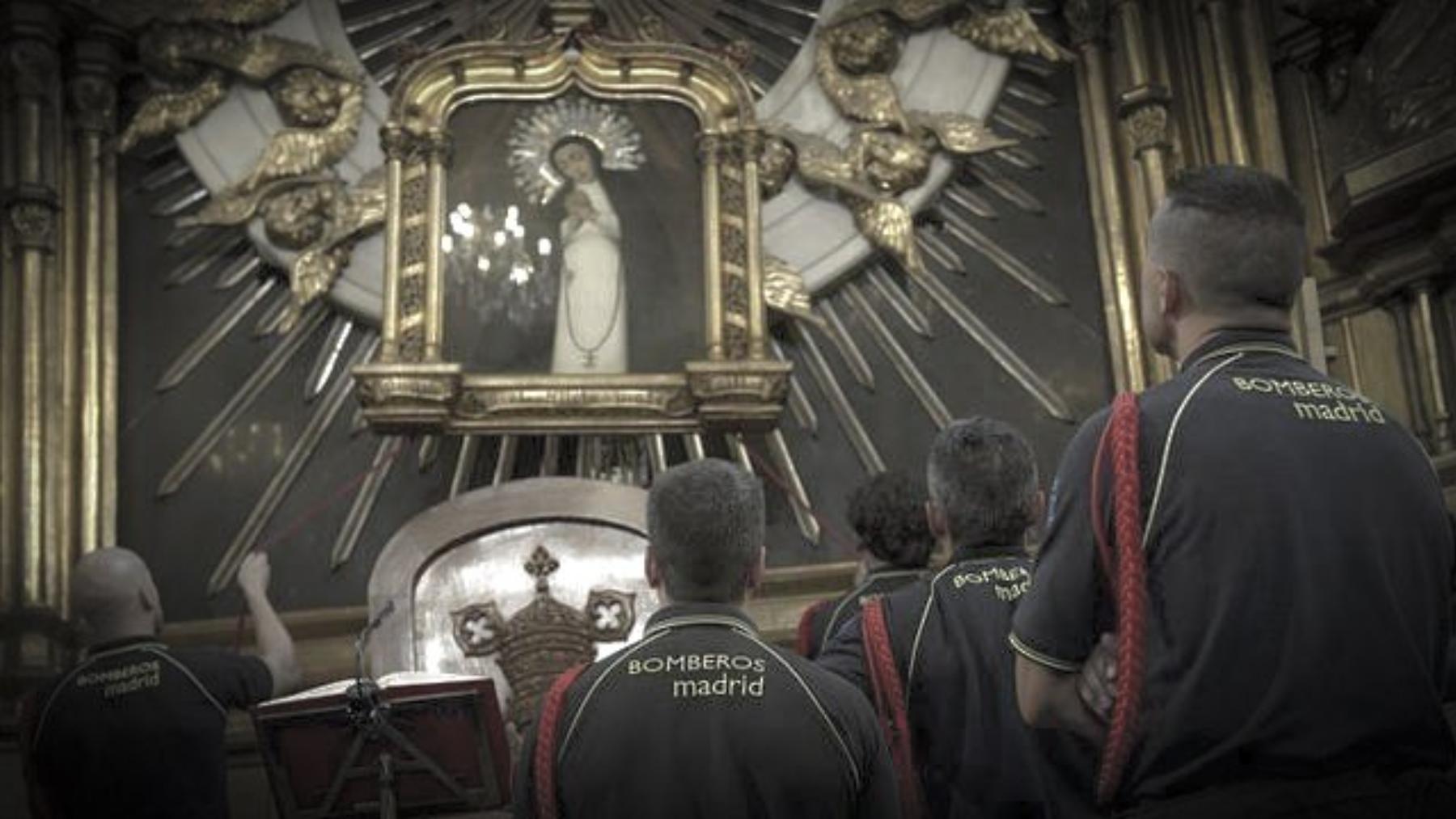 Bajada del cuadro de la Virgen de la Paloma por los Bomberos